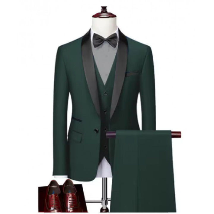 Herren nan maßgeschneiderter Smoking mit Schalkragen, Weste und eleganter Abendhose Echo Archiv