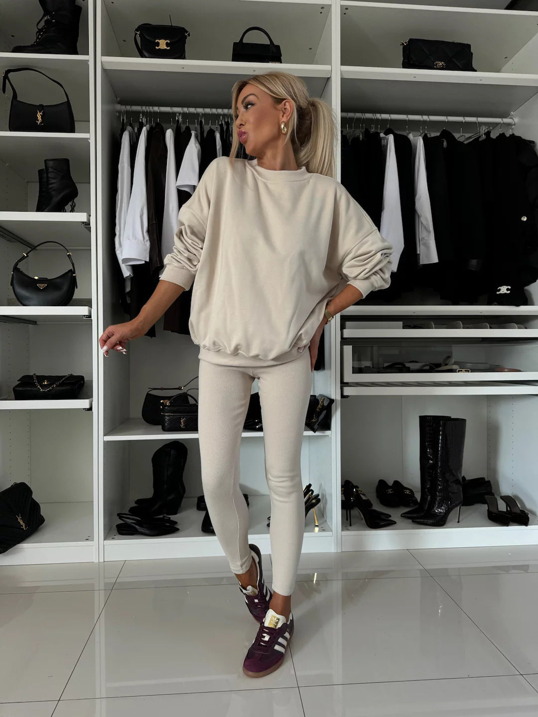 Damen zweiteiliges Lounge-Set mit oversized Sweatshirt und enganliegender Rippleggings – Avérine