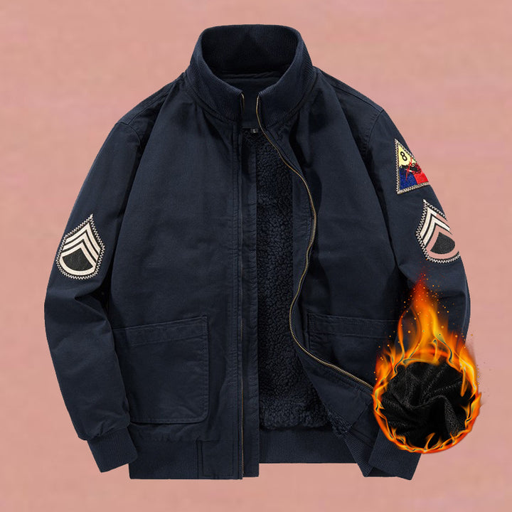 Herren nan militärisch inspirierte Bomberjacke mit aufgesetzten Patches, verdecktem Reißverschluss und elastischen Bündchen Echo Archiv