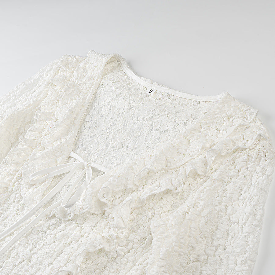 Damen Figurbetonte Spitzenbluse mit Rüschen‑V‑Ausschnitt und Bindebanddetail Echo Archiv