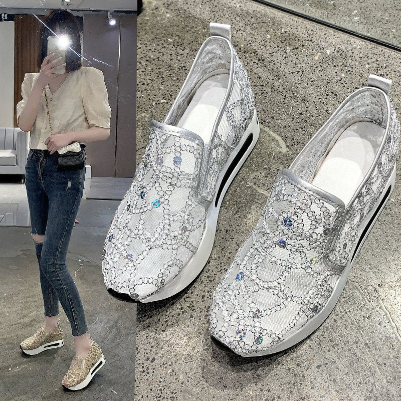 Damen Plateausneaker mit verstecktem Keil und Spitzenbesatz – Névara