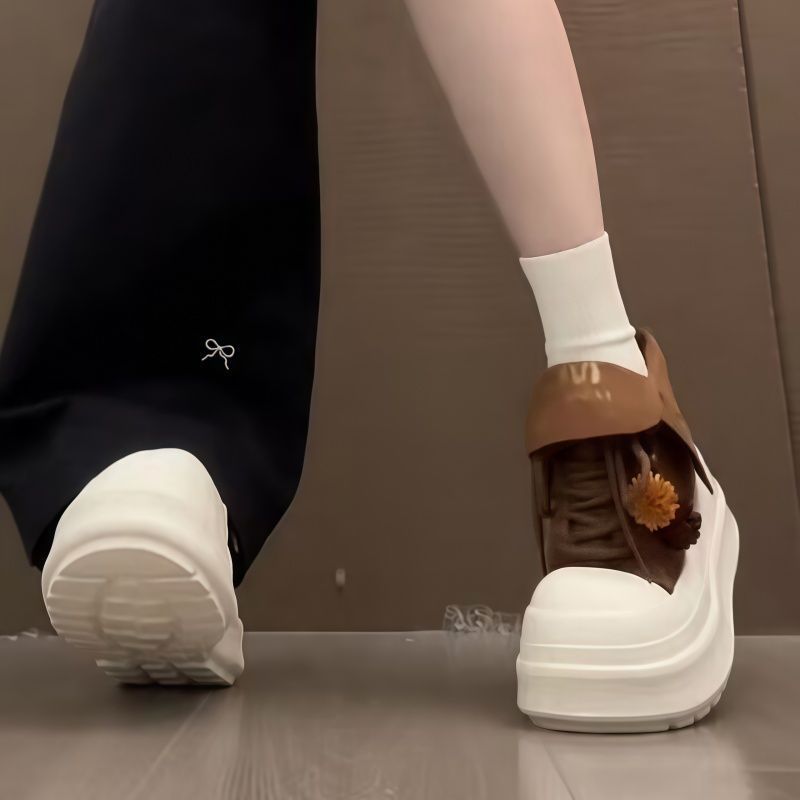 Damen Sportliche Plateau-Sneaker mit verspielten Anhängern Echo Archiv