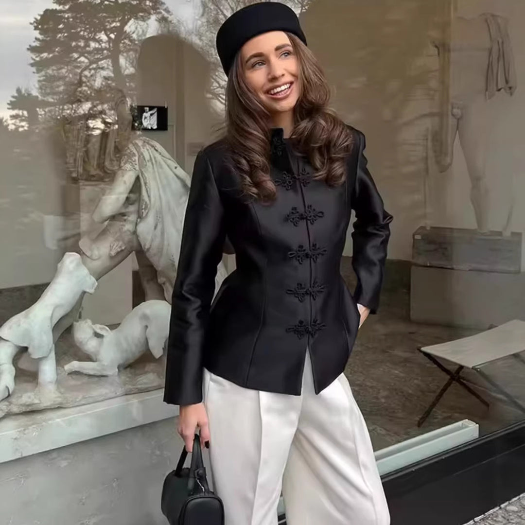 Damen Elegante Kurzjacke im Mandarin‑Stil mit Froschverschlüssen und taillierenden Abnähern Echoarchiv