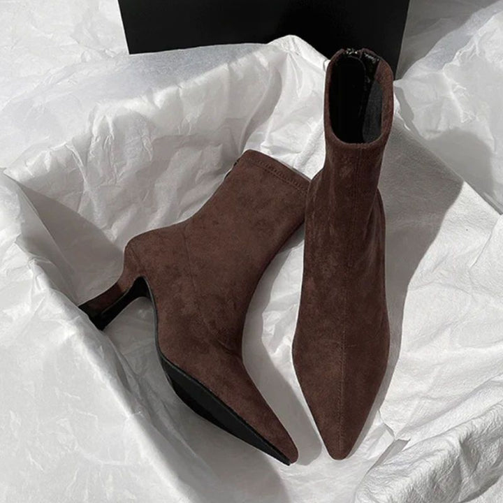 Damen spitz zulaufende Ankle-Boots aus Veloursleder mit sculpted Heel und schmalem Schaft – Varelle