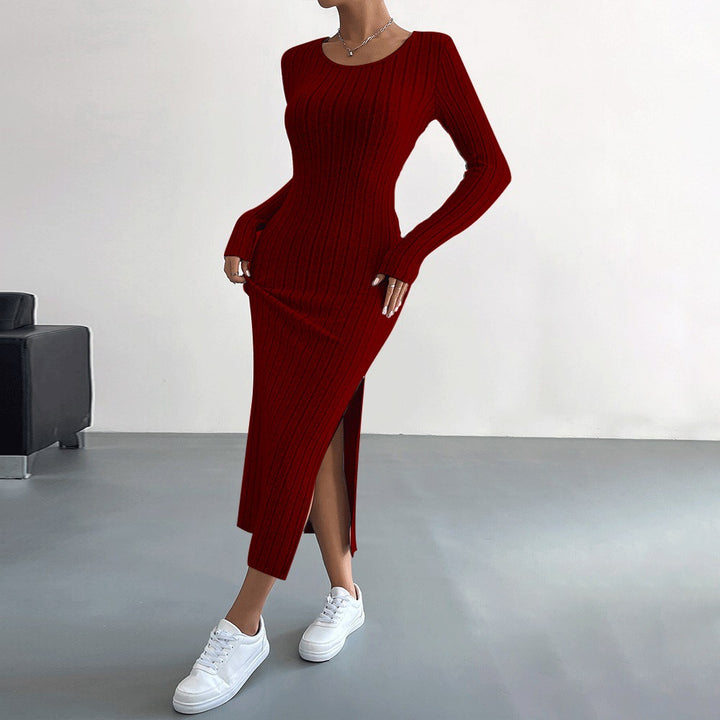 Damen figurbetontes Rippenstrick-Midikleid mit schmaler Silhouette, Rundhalsausschnitt und seitlichem Oberschenkelschlitz – Élara
