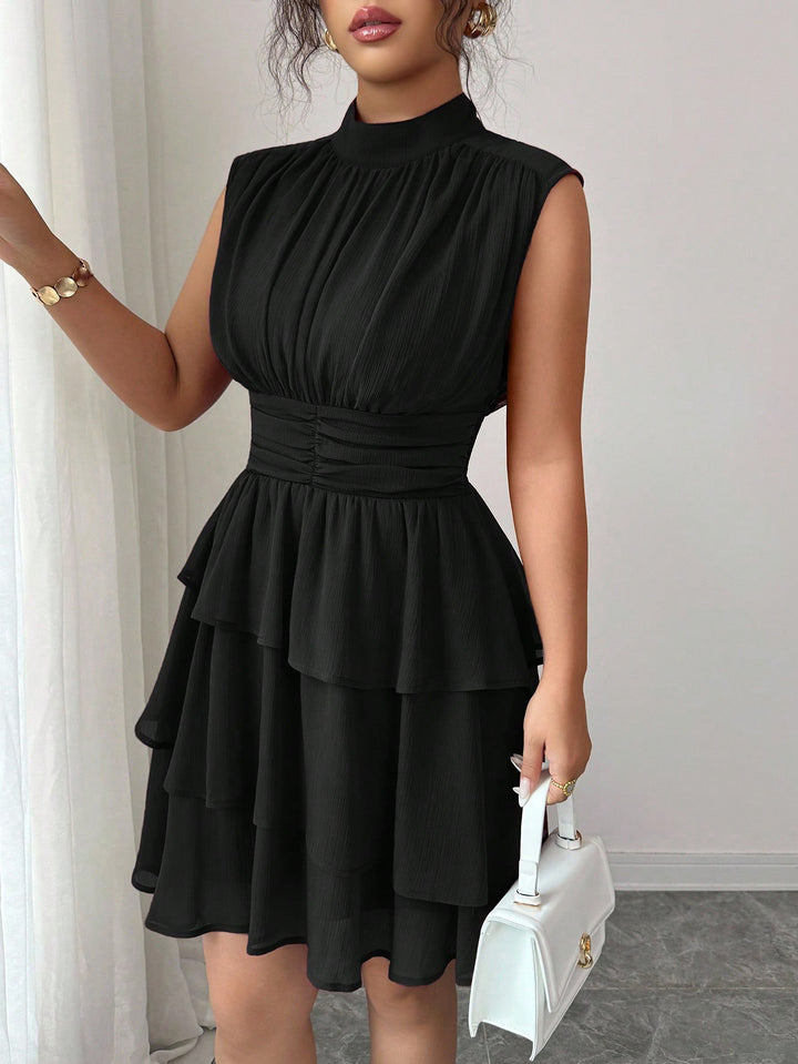 Damen Ärmelloses Chiffon-Stufenkleid mit Stehkragen und taillierter Raffung – Élara