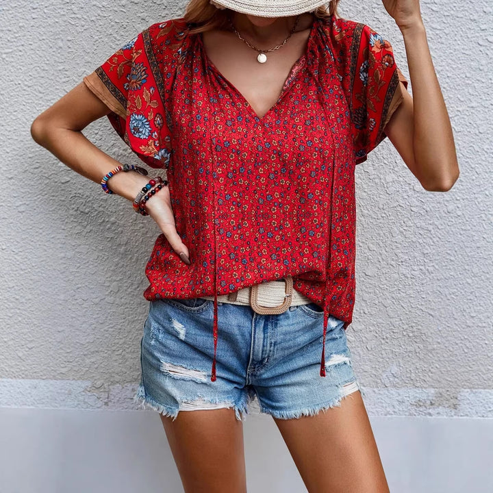 Damen Leichtes Blusenshirt mit V-Ausschnitt, kurzen Kimonoärmeln und floralem Allovermuster – Élovi