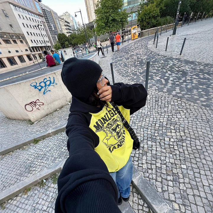 Damen Oversize Kapuzenpullover mit Kängurutasche und Vintage-College-Print – Avérine