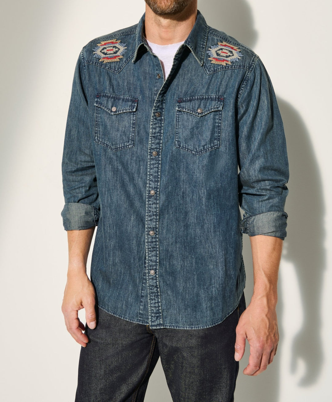 Herren Denim-Hemd mit gestickten Details Echoarchiv