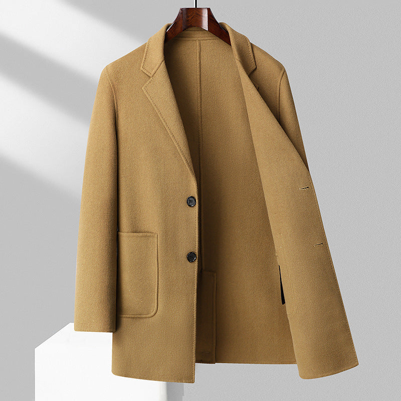 Herren eleganter Wollmantel mit tiefem Kragen und praktischen Taschen Echoarchiv