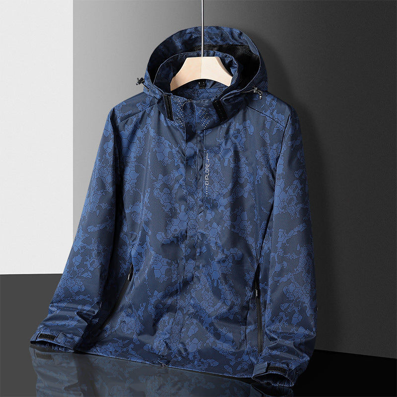 Herren Leichte technische Regenjacke mit Kapuze und dezenter Camouflage‑Textur – Taviero