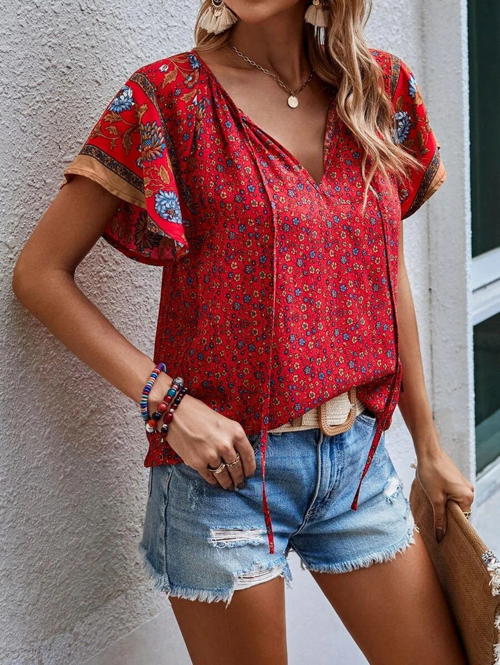 Damen Leichtes Blusenshirt mit V-Ausschnitt, kurzen Kimonoärmeln und floralem Allovermuster – Élovi