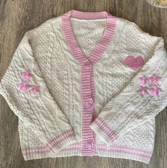Damen nan gestrickte Cardigan mit Zopfmuster V-Ausschnitt und Herz- und Sternapplikationen Echo Archiv