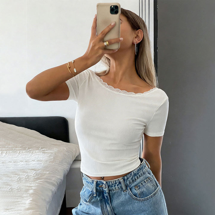 Damen geripptes Kurzarmshirt mit Spitzen-Bootsausschnitt und figurbetonter Stretch-Passform – Avérine