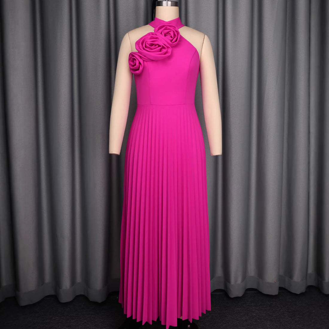 Damen Elegantes Plissiertes Maxikleid mit dekorativen Rosen – Valéora