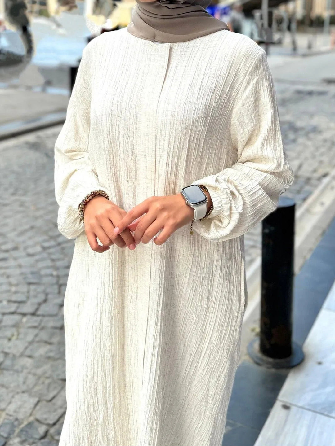 Damen Langes Crinkle-Kaftankleid mit Ballonärmeln und Stehkragenoptik Echoarchiv