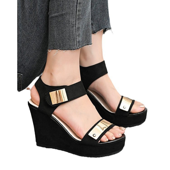 Damen nan Keilabsatz-Sandalette mit Plateau und metallischen Details Echo Archiv