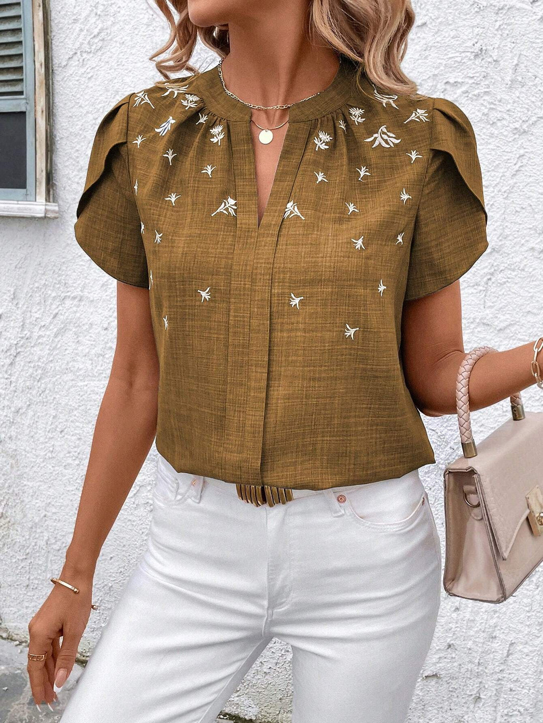 Damen Kurzbluse aus Leinenoptik mit Stehkragen, Zierfalte und floraler Stickerei – Élovi