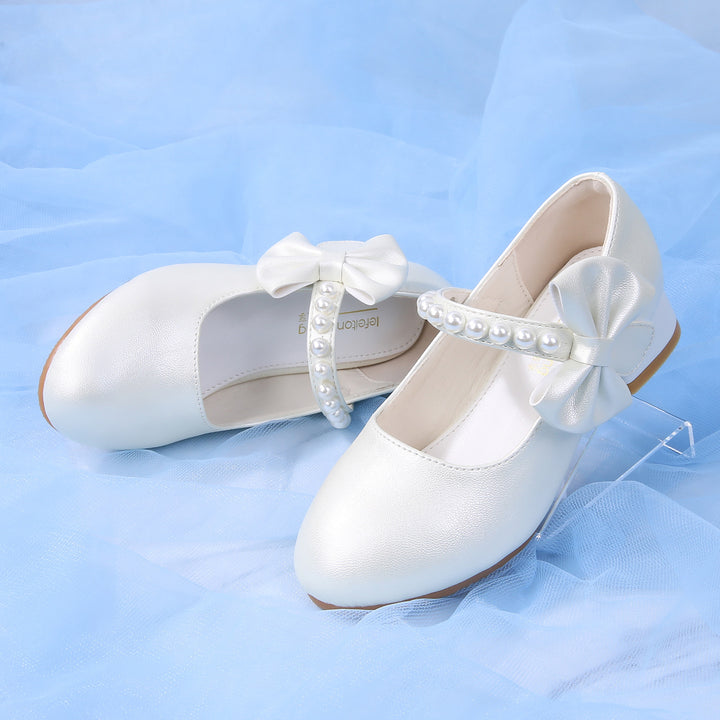 Mädchen elegante Ballerinas mit Schleifen- und Perlenakzenten Echo Archiv
