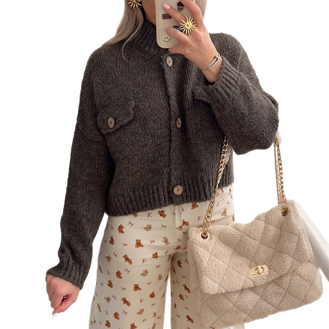 Damen kuschelige Strickjacke mit Holzknöpfen und Brustklappe – Veloura