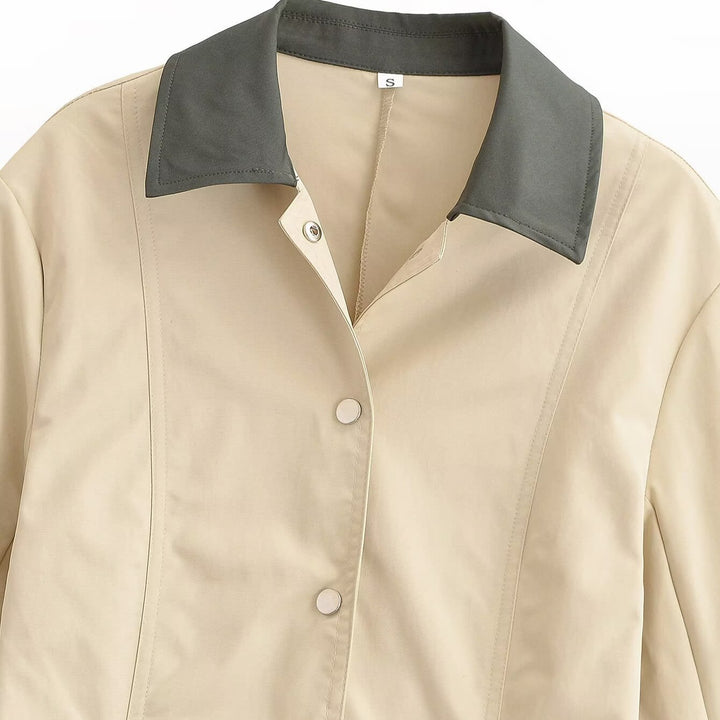 Damen Taillierte leichte Übergangsjacke mit Kontrastkragen und Druckknopfleiste Echo Archiv