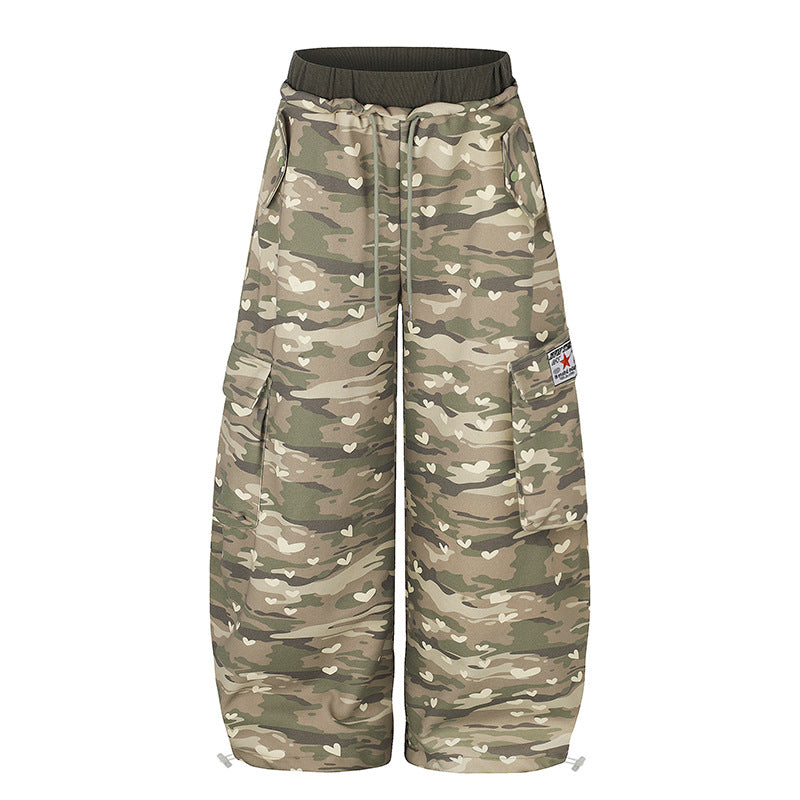 Damen Weite Cargo-Hose mit Herzen-Camouflage, Tunnelzugbund und großzügigen Taschen Echoarchiv