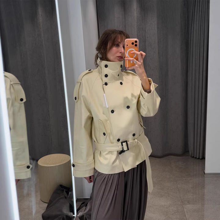 Damen Kurze doppeltknöpfte Trenchjacke mit hohem Stehkragen und Taillengürtel Echoarchiv