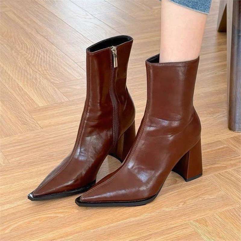 Damen spitz zulaufende Stiefeletten aus Glattleder mit sculpted Blockabsatz und seitlichem Reißverschluss – Varelle