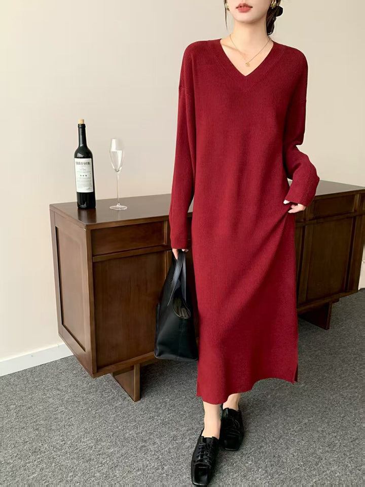 Damen Langes Feinstrick-Midikleid mit V‑Ausschnitt, Seitenschlitz und entspannter Silhouette Echoarchiv