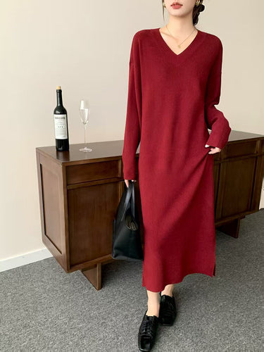 Damen Langes Feinstrick-Midikleid mit V‑Ausschnitt, Seitenschlitz und entspannter Silhouette Echoarchiv