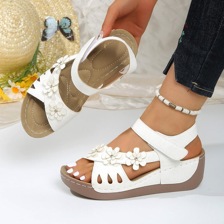 Damen Bequeme Sandalen mit Klettverschluss, gepolstertem Fußbett und Blütenapplikation – Sorelia
