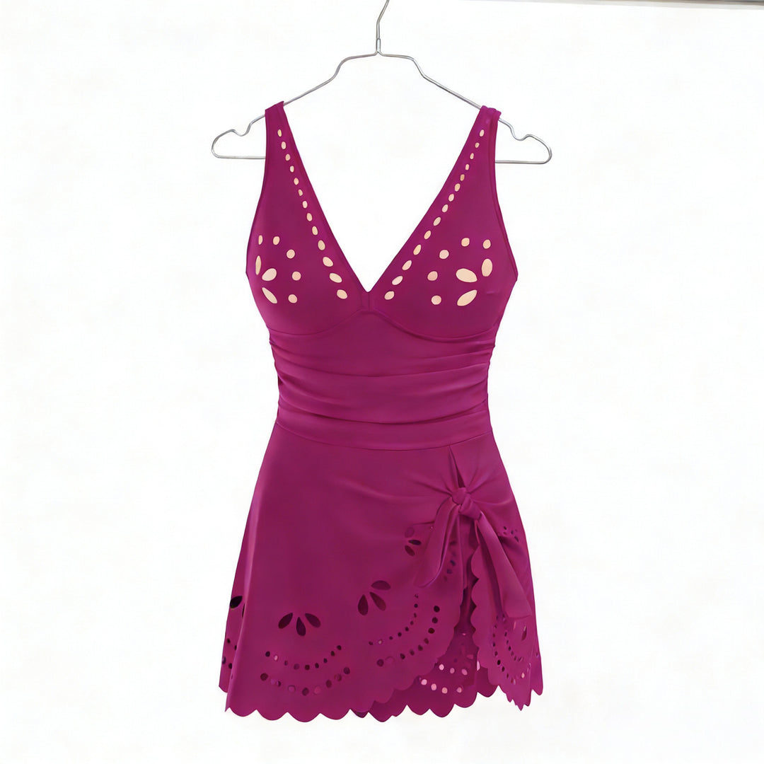 Damen Eleganter Badeanzug mit modischen Ausschnitten und Rüschendetails Echo Archiv