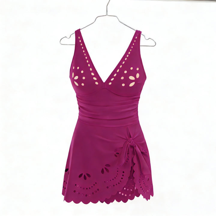 Damen Eleganter Badeanzug mit modischen Ausschnitten und Rüschendetails Echo Archiv