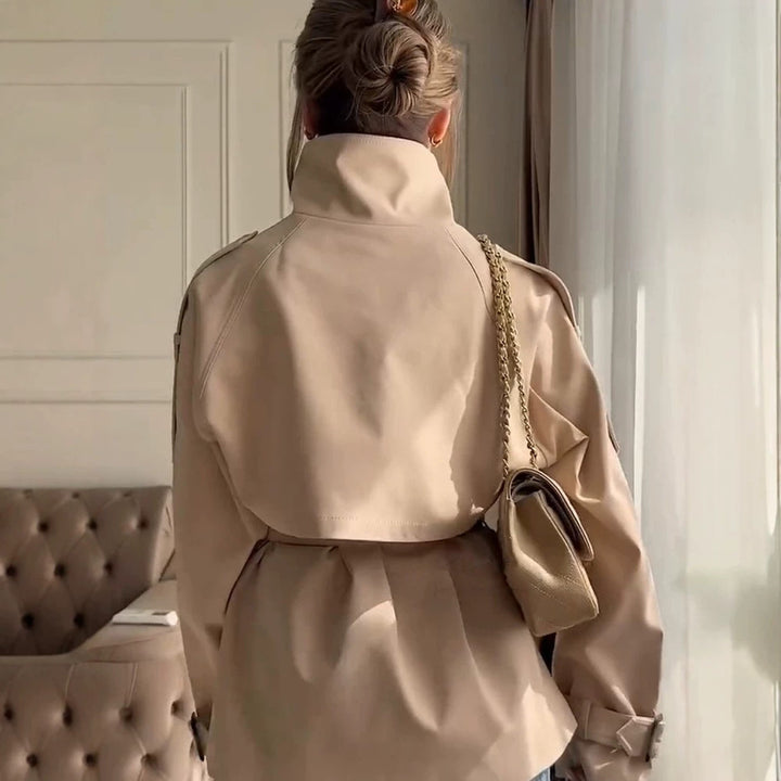 Damen Kurzer Boxy-Trenchcoat mit hohem Stehkragen, doppelreihiger Front & Taillengürtel Echoarchiv