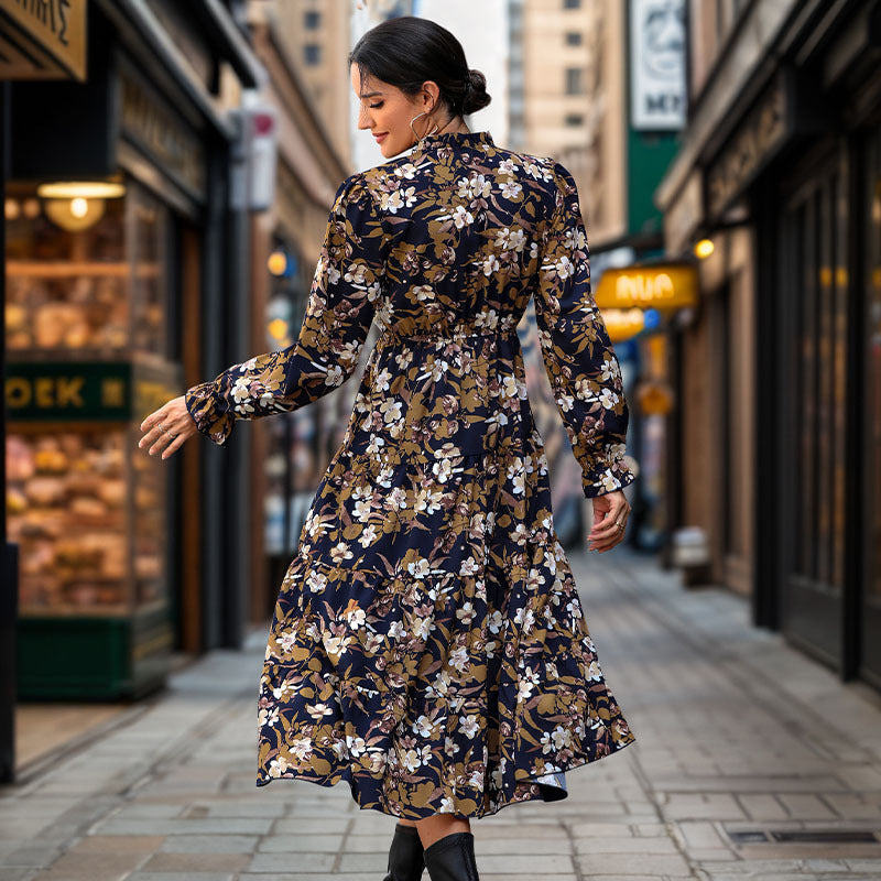 Damen Midikleid im Vintage-Floraldessin mit Stehkragen, Smok-Taillierung und Stufenrock – Élara