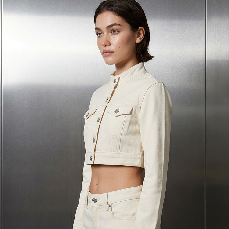 Damen Kurz geschnittene Cropped-Jeansjacke mit Stehkragen, Brustklappen und verlängerten Manschetten Echoarchiv