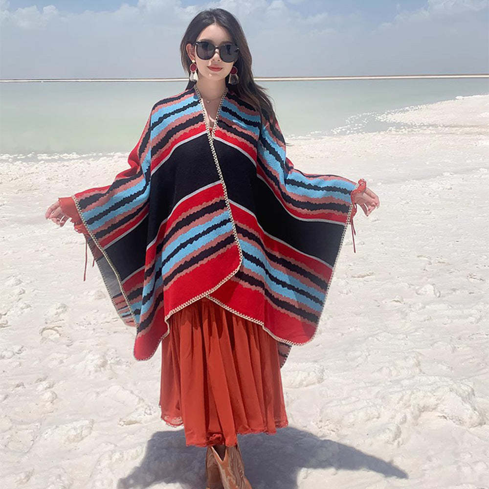 Damen Oversize-Strickponcho mit mehrfarbigem Wellenstreifen und Zierkordkante – Veloura