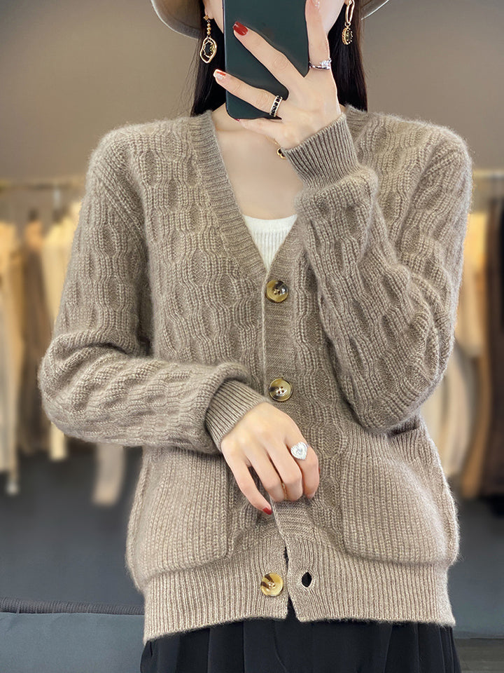 Damen Weicher Angora‑Look Zopfmuster-Cardigan mit V‑Ausschnitt und aufgesetzten Taschen Echoarchiv