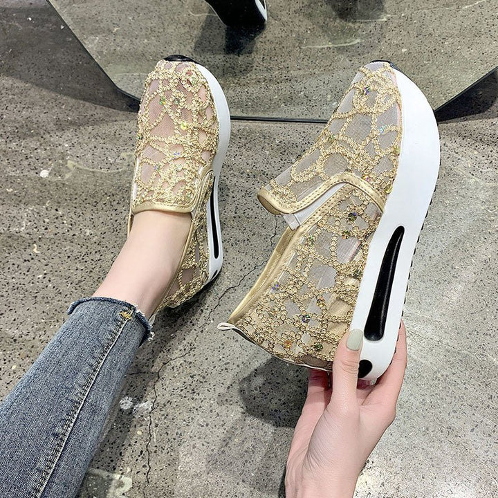 Damen Plateausneaker mit verstecktem Keil und Spitzenbesatz – Névara