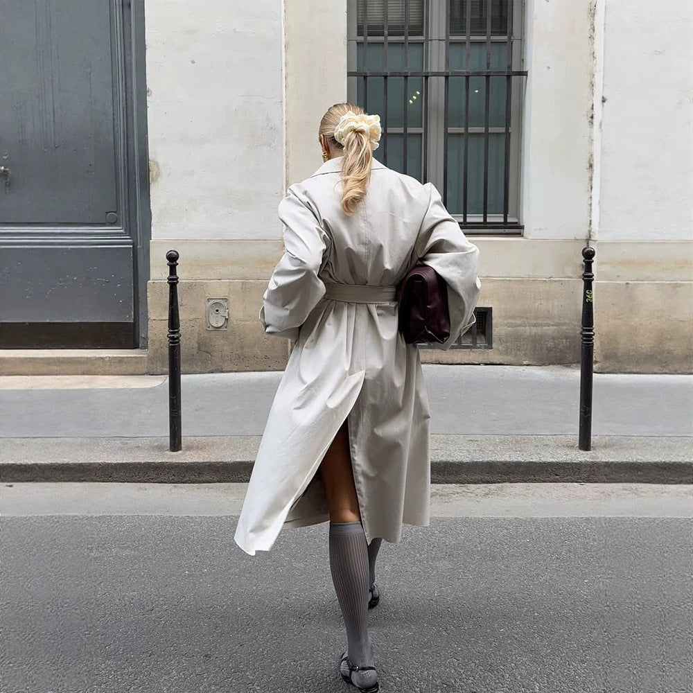 Damen Midilanger Trenchcoat im Cocoon‑Cut mit Bindegürtel und Raglanärmeln Echoarchiv