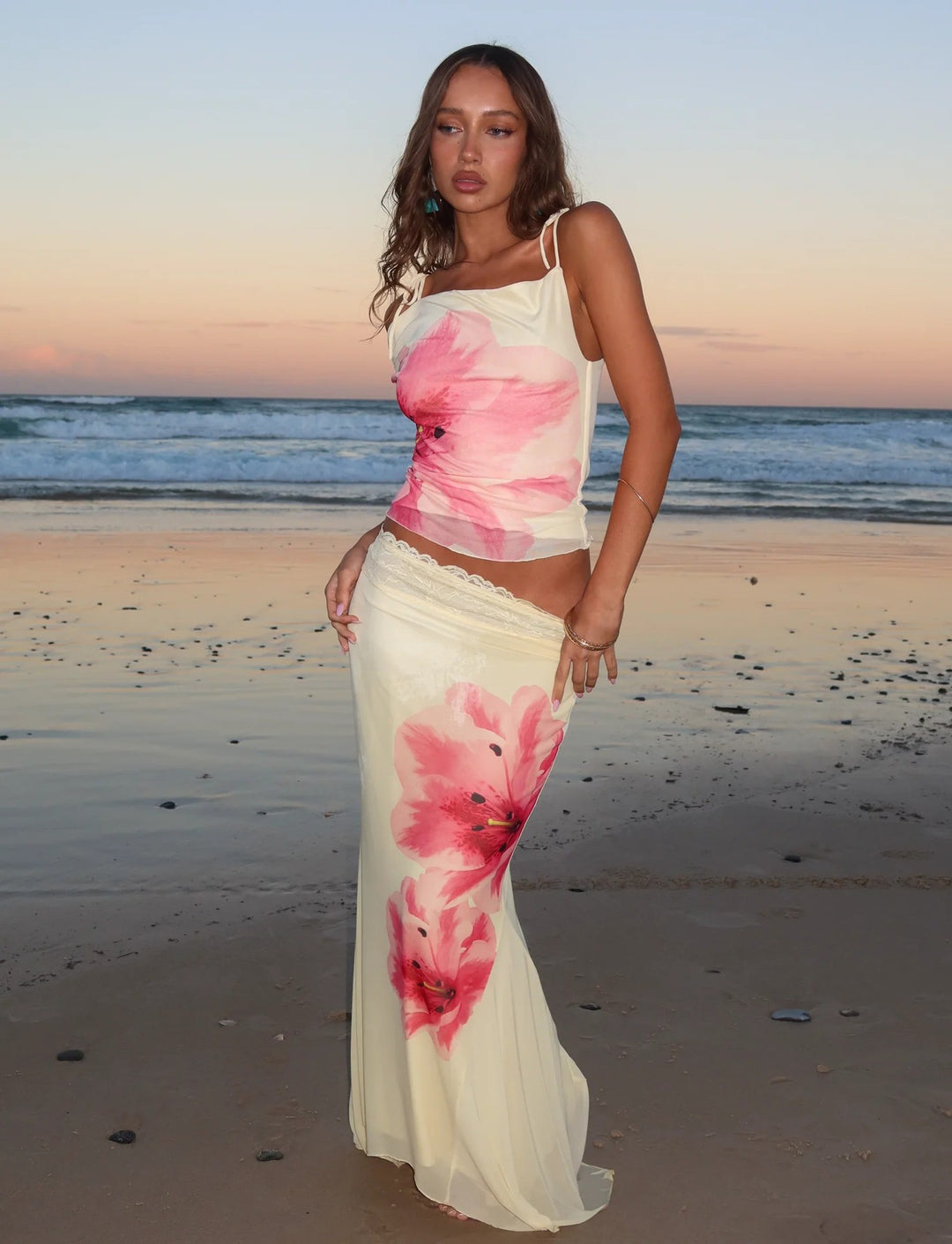 Damen Elegantes Blumenkleid mit fließendem Stoff und feinen Trägern Echo Archiv