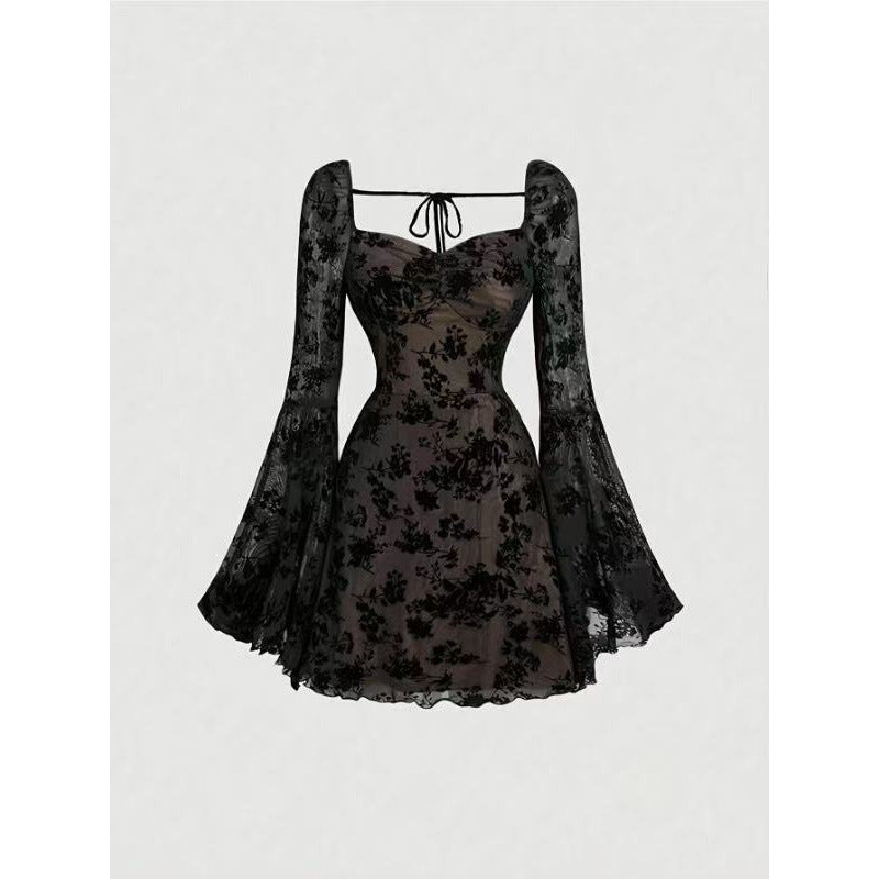 Damen Mini-Kleid mit floralen Spitzenärmeln und verführerischem Ausschnitt Echo Archiv