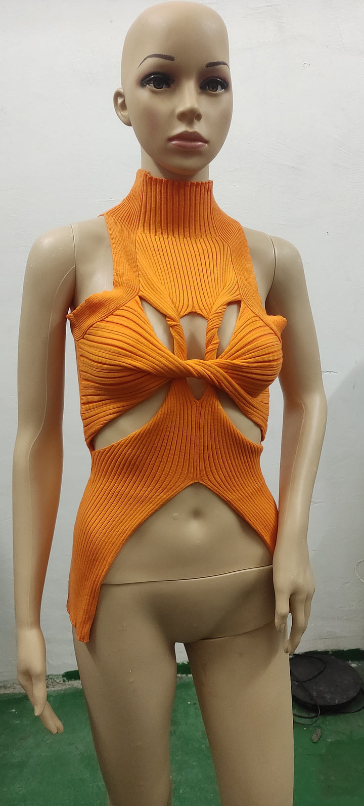 Damen figurbetontes Cut-Out Top mit hohem Kragen Echo Archiv