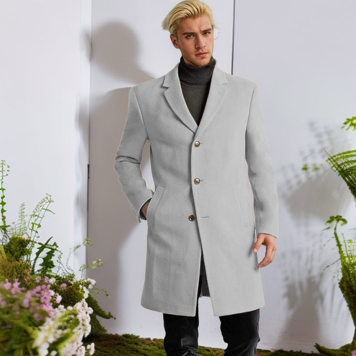 Herren eleganter Langmantel mit goldenen Knöpfen und klassischem Schnitt Echoarchiv