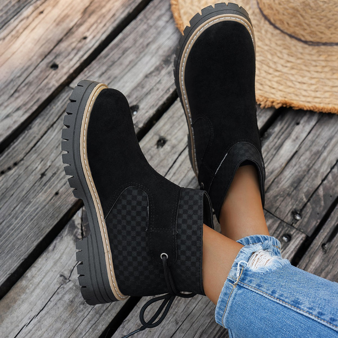 Damen kurze Wildleder-Stiefelette mit robuster Profilsohle und gepolstertem Schaft – Varelle