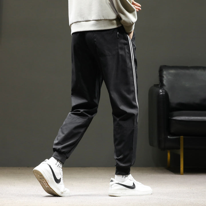Herren Sportliche Nylon-Joggerhose mit elastischem Bund und seitlichen Kontraststreifen Echo Archiv