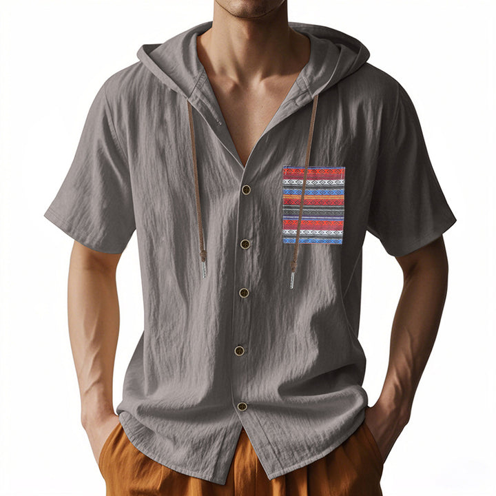 Herren Kurzarm-Hemd mit Kapuze und buntem Brusttaschen-Motiv Echoarchiv