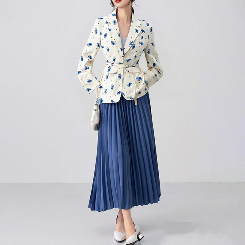Damen nan taillierter Blumenblazer mit Bindegürtel und Reverskragen Echo Archiv
