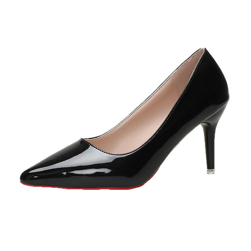 Damen Lack-Pumps mit spitzer Kappe, schmalem Stiletto und goldener Absatzapplikation – Lioré