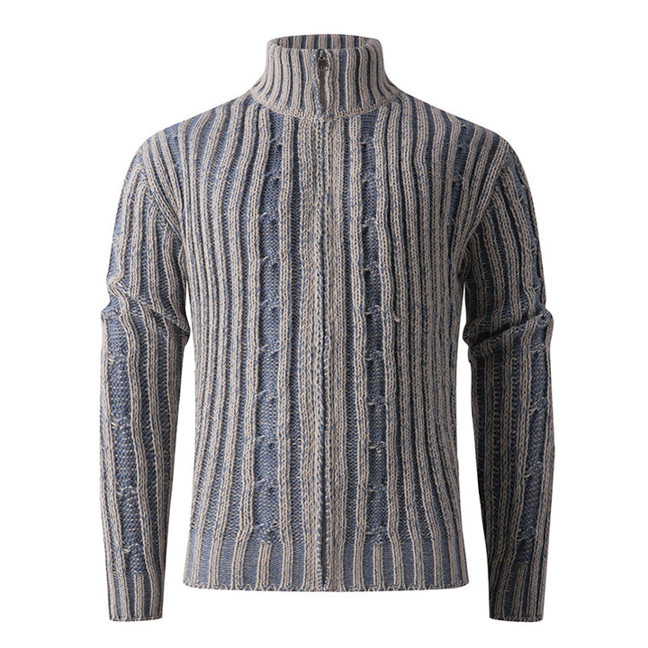 Herren Strickjacke mit Hochkragen und anspruchsvollem Zopfmuster Echoarchiv